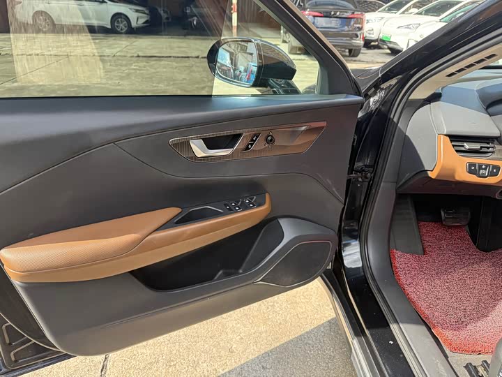 Фото 13 - Hongqi E-QM5