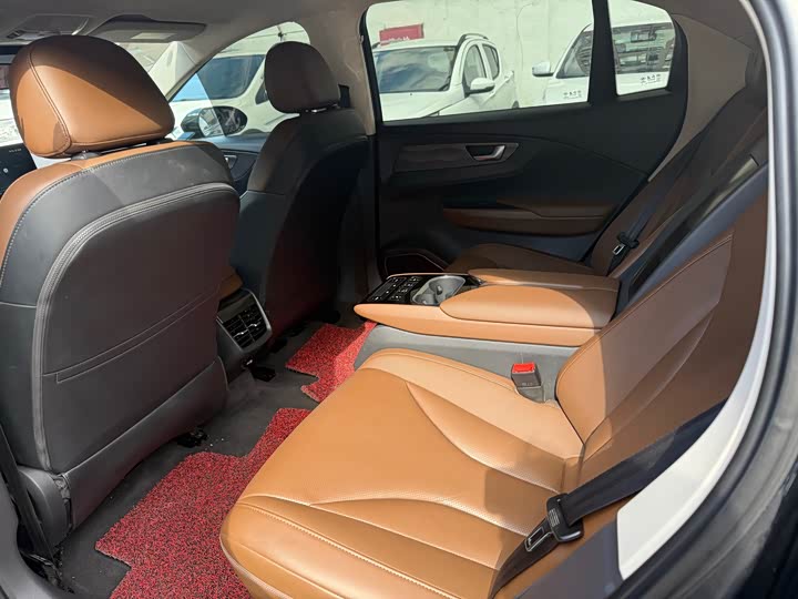 Фото 14 - Hongqi E-QM5