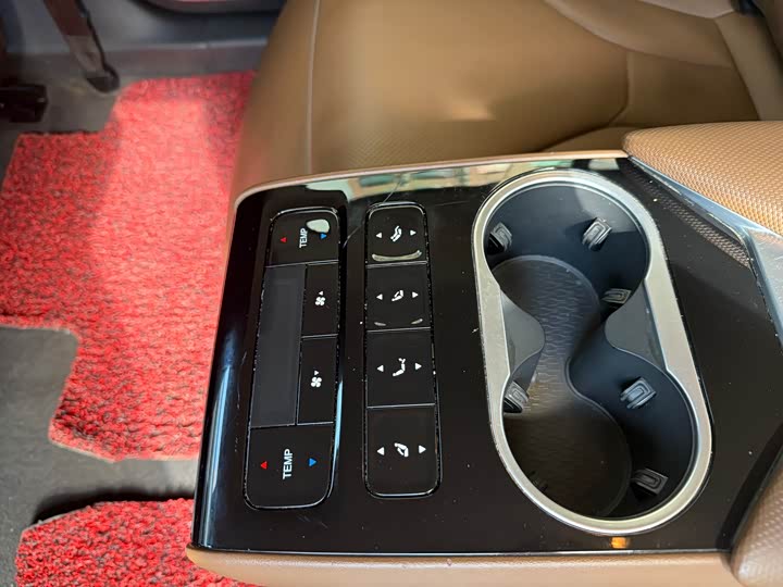 Фото 16 - Hongqi E-QM5