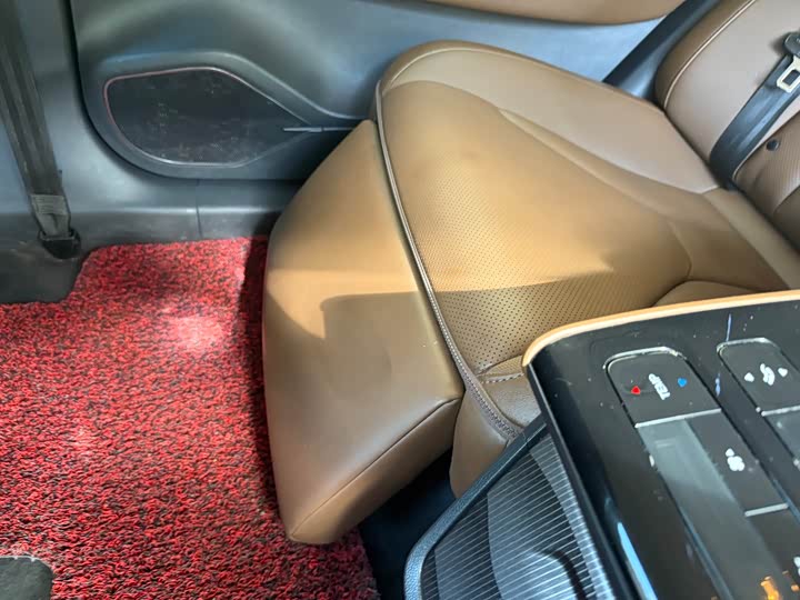 Фото 17 - Hongqi E-QM5