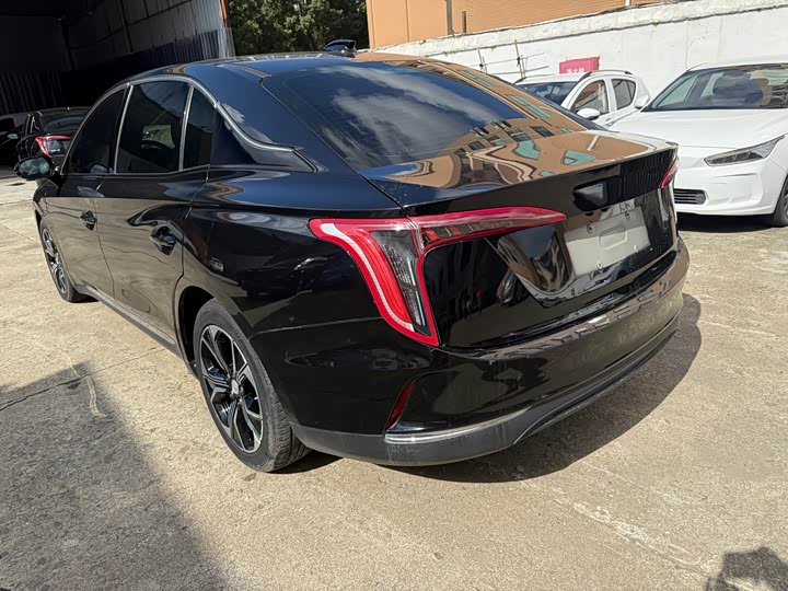 Фото 19 - Hongqi E-QM5