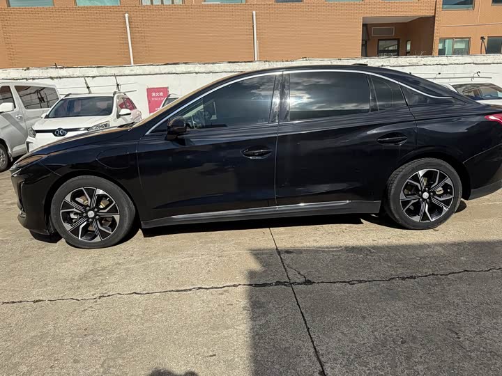 Фото 4 - Hongqi E-QM5