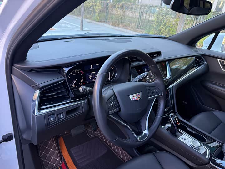 Фото 10 - Cadillac XT6