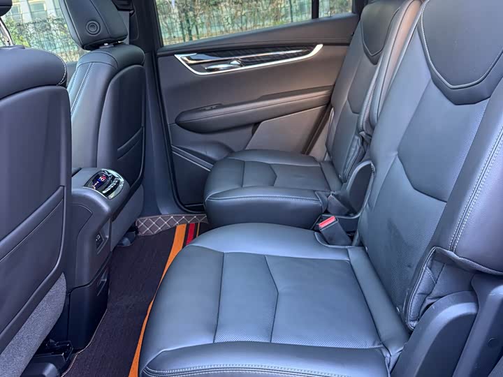 Фото 11 - Cadillac XT6