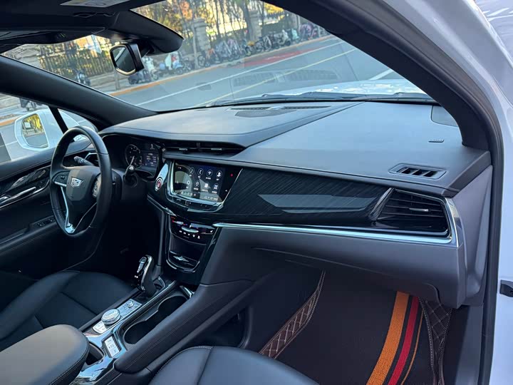 Фото 20 - Cadillac XT6