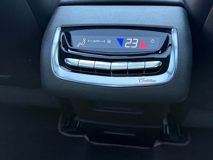 Фото 23 - Cadillac XT6