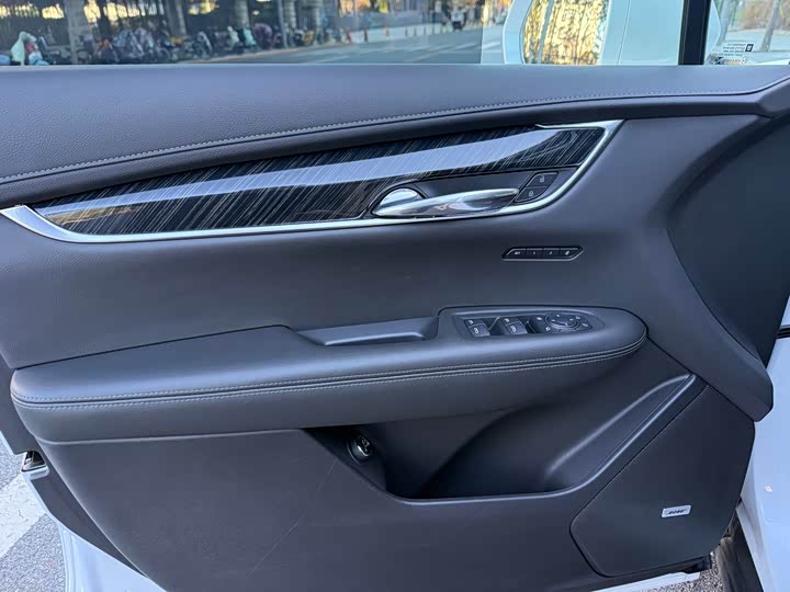 Фото 6 - Cadillac XT6
