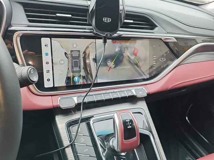 Фото 13 - Geely Atlas