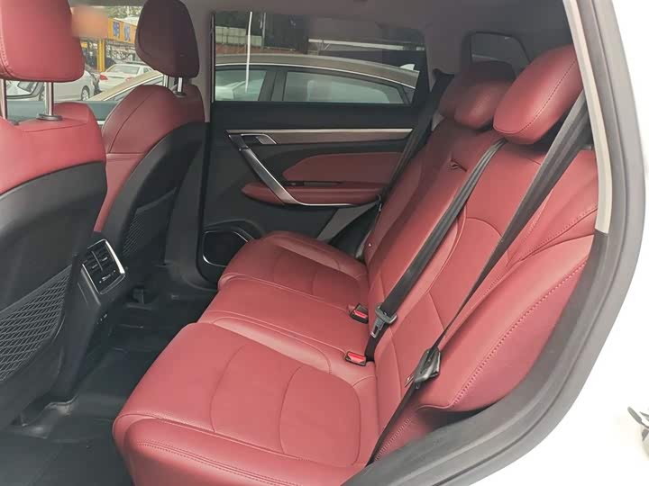 Фото 17 - Geely Atlas