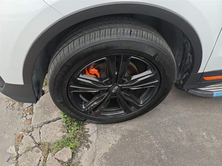 Фото 23 - Geely Atlas