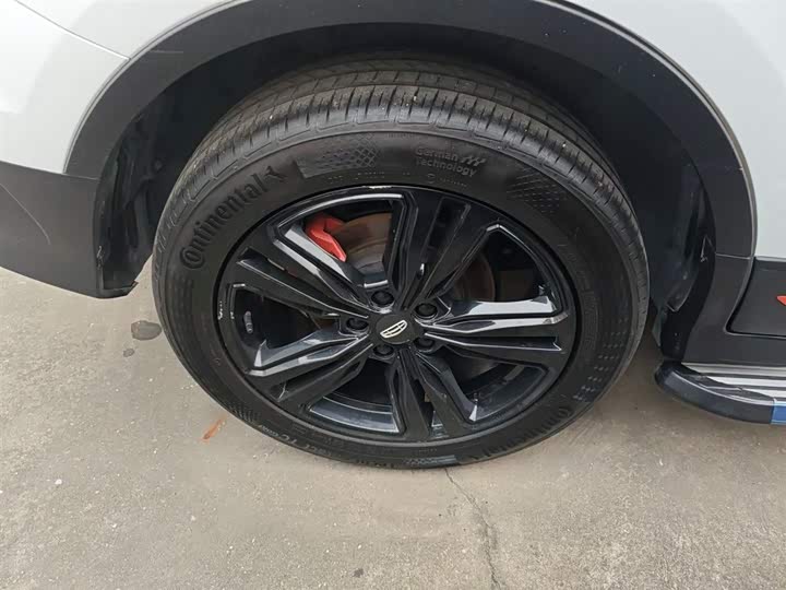 Фото 26 - Geely Atlas