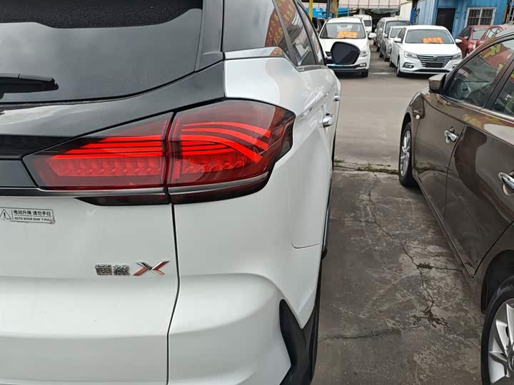 Фото 8 - Geely Atlas