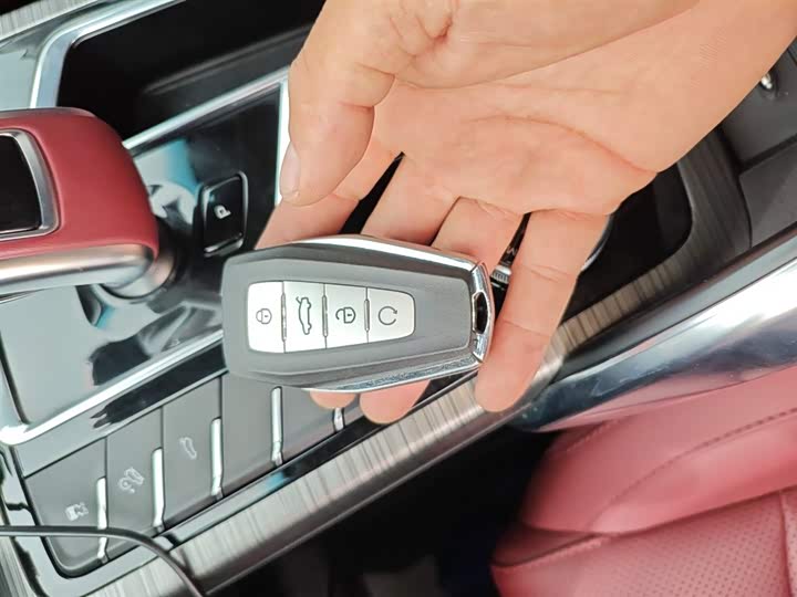 Фото 9 - Geely Atlas