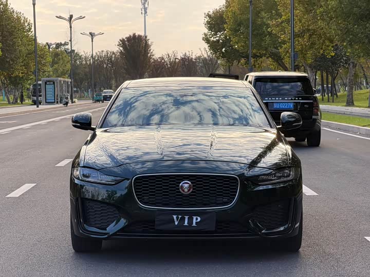 Фото 2 - Jaguar XE L