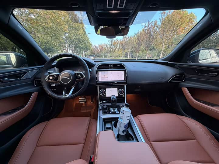 Фото 7 - Jaguar XE L