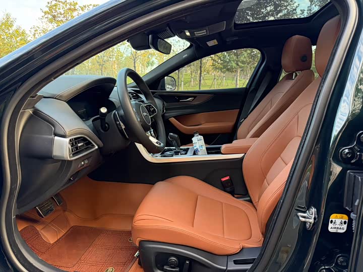 Фото 8 - Jaguar XE L