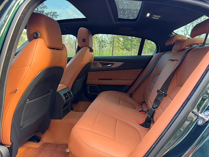 Фото 9 - Jaguar XE L