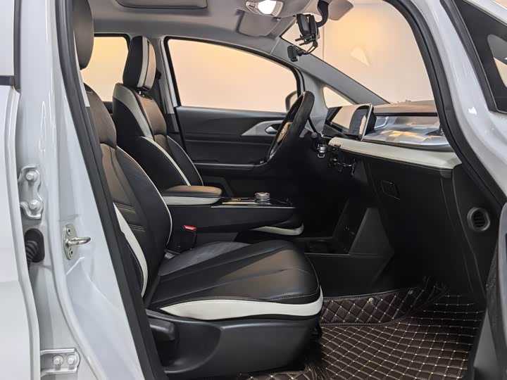 Фото 17 - Geely Geometry E Firefly