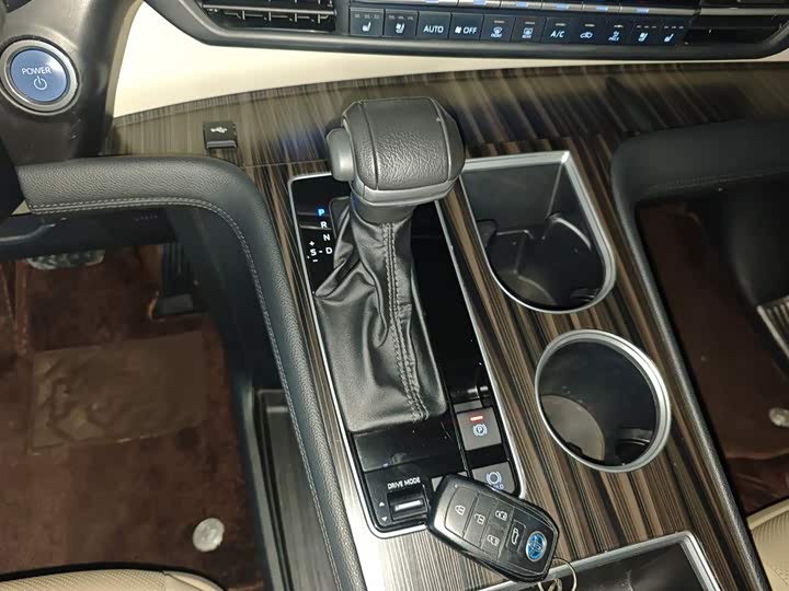 Фото 14 - Toyota Granvia