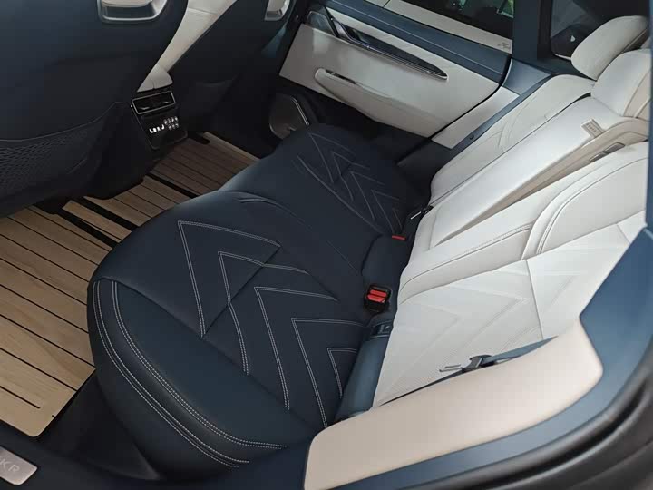 Фото 17 - Zeekr 001