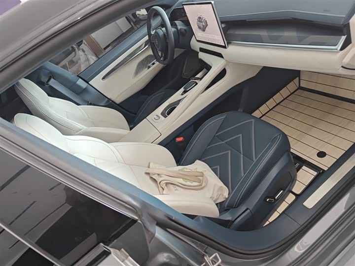 Фото 25 - Zeekr 001