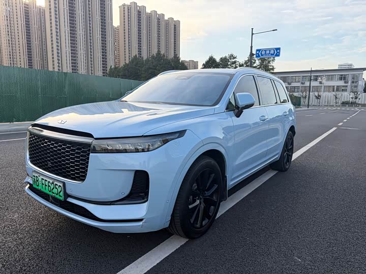 Фото 1 - LiXiang One