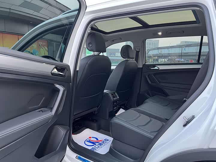 Фото 9 - Volkswagen Tiguan L Pro