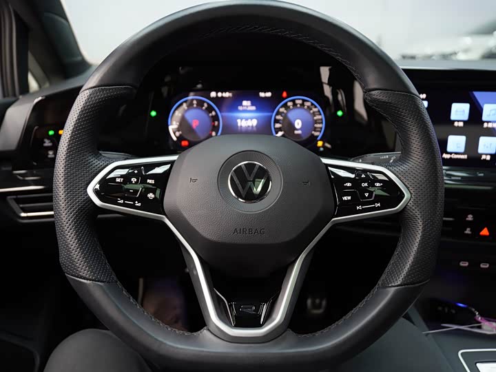 Фото 12 - Volkswagen Golf