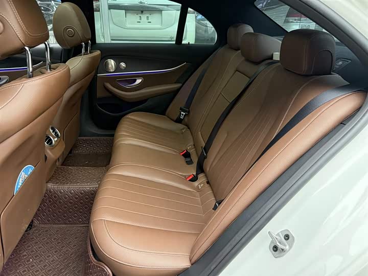 Photo 10 - Mercedes-Benz E-Class