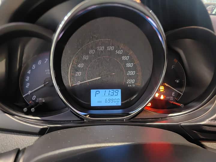 Фото 12 - Toyota Yaris L