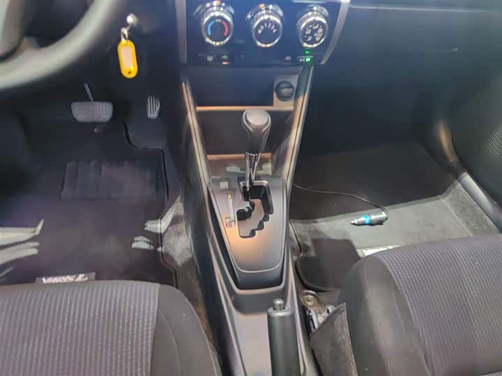 Фото 14 - Toyota Yaris L