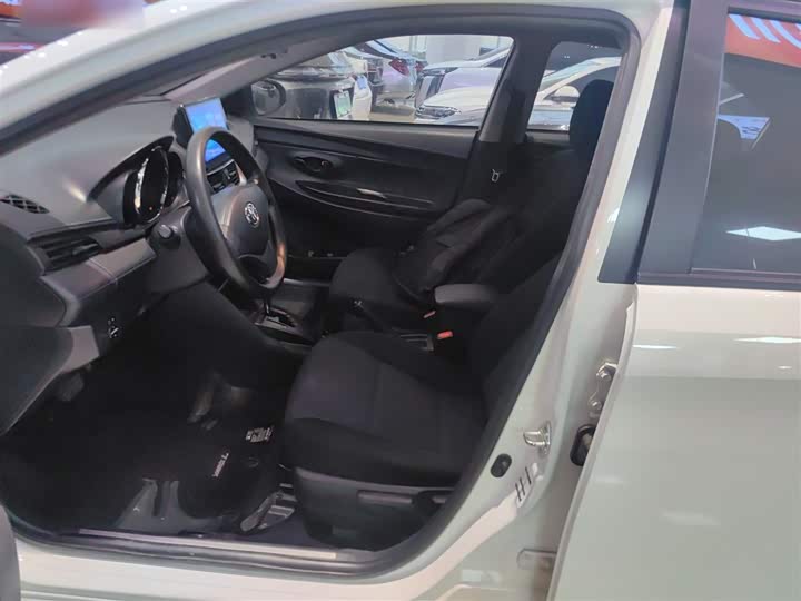 Фото 15 - Toyota Yaris L