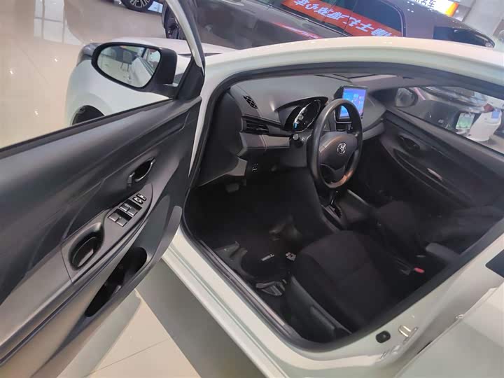 Фото 16 - Toyota Yaris L