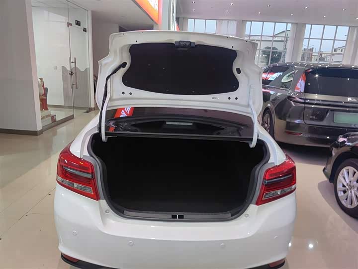 Фото 19 - Toyota Yaris L