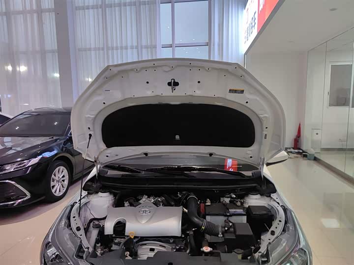 Фото 20 - Toyota Yaris L