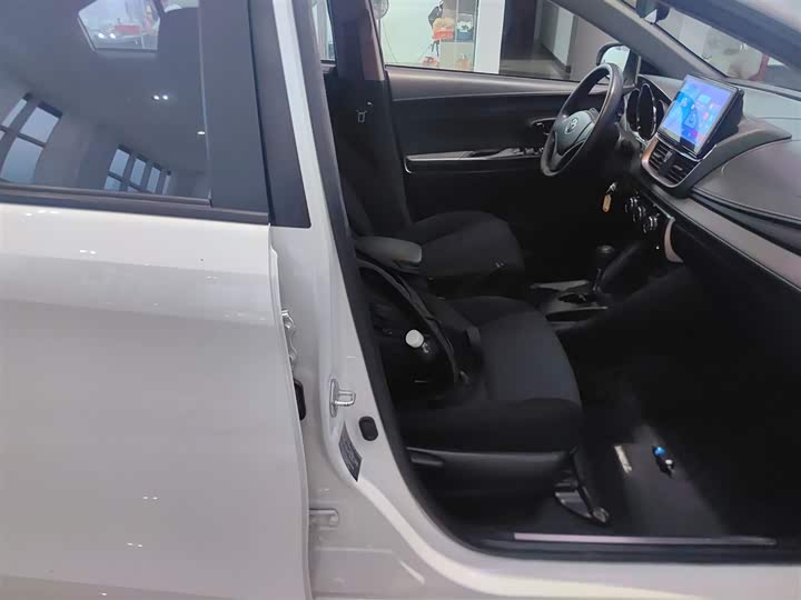 Фото 25 - Toyota Yaris L