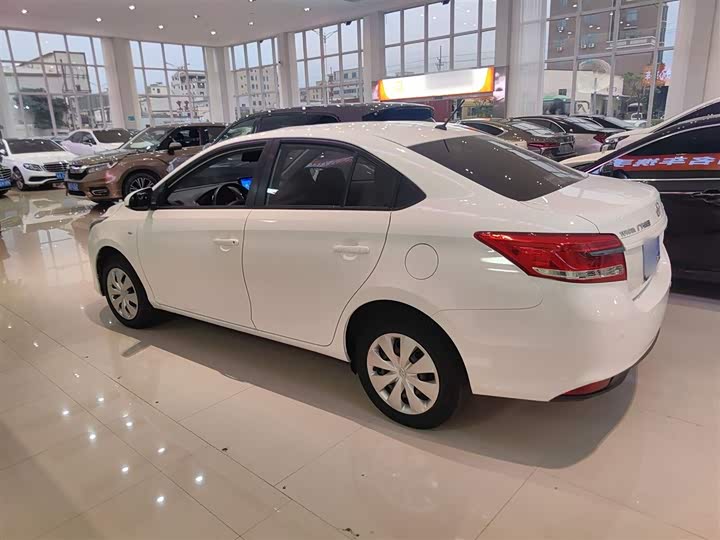 Фото 5 - Toyota Yaris L