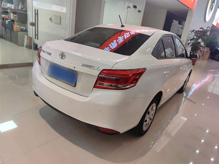 Фото 7 - Toyota Yaris L