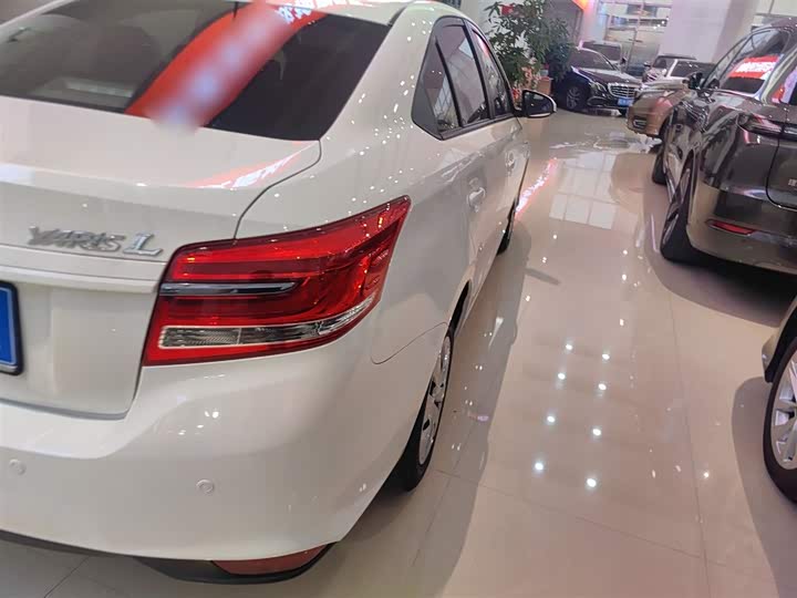 Фото 8 - Toyota Yaris L