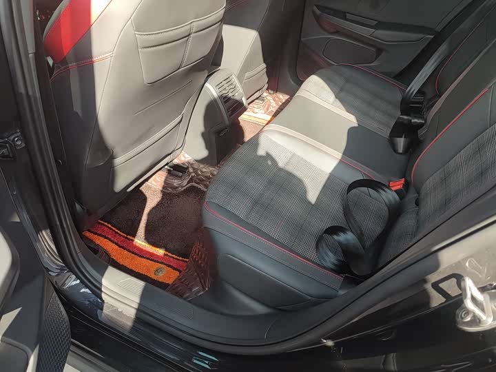 Фото 6 - Volkswagen Golf GTI