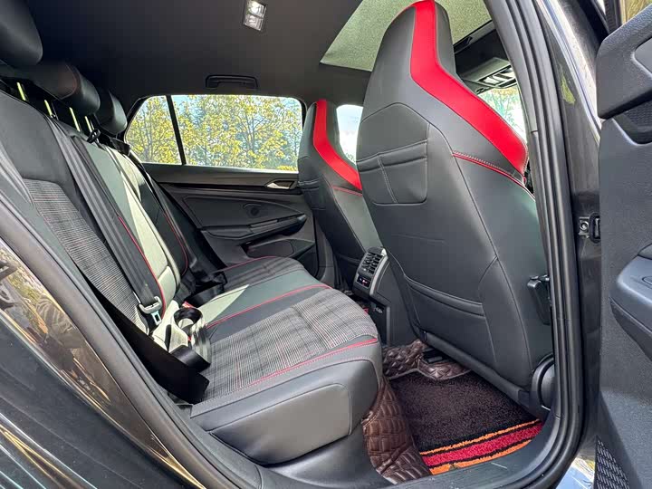 Фото 7 - Volkswagen Golf GTI