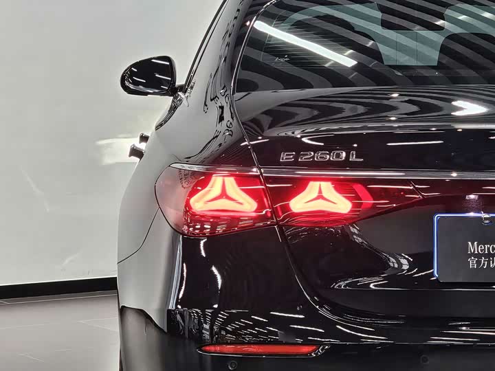 Фото 4 - Mercedes-Benz E-Class