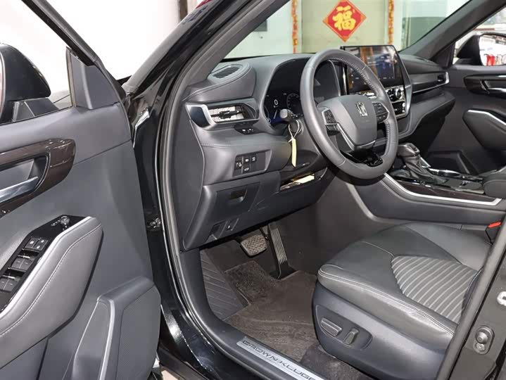 Фото 9 - Toyota Crown Kluger