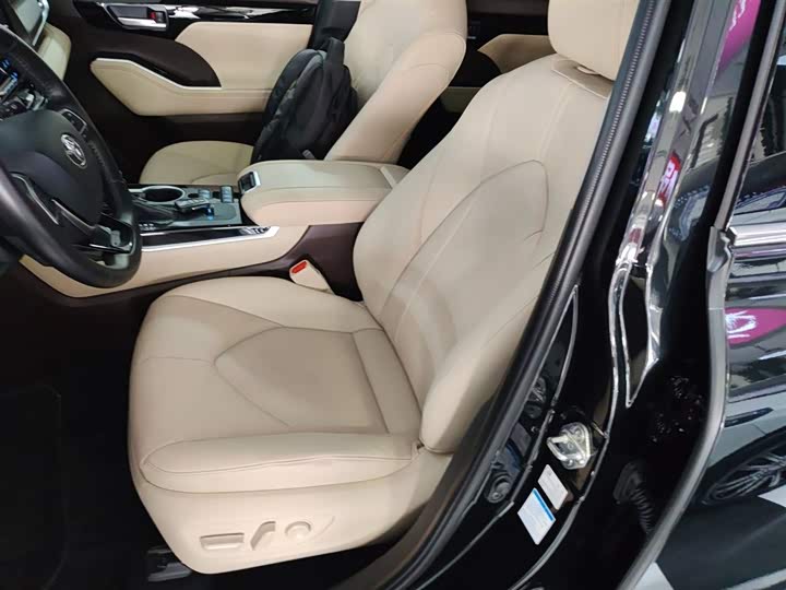 Фото 15 - Toyota Highlander