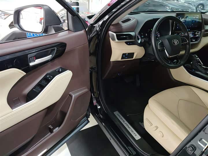 Фото 16 - Toyota Highlander