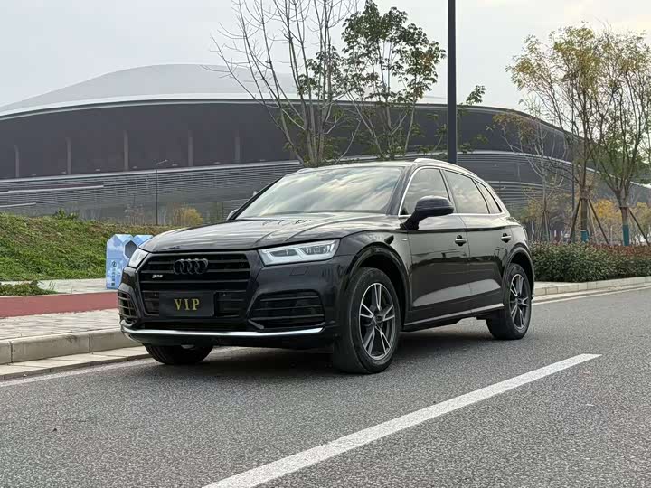 Фото 1 - Audi Q5L