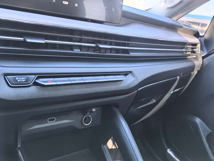 Фото 13 - Geely Vision X3