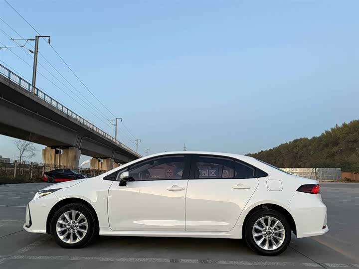 Фото 2 - Toyota Corolla