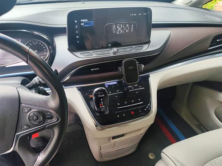 Фото 15 - Buick GL8 ES