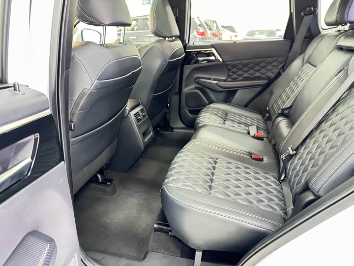 Фото 11 - Mitsubishi Outlander